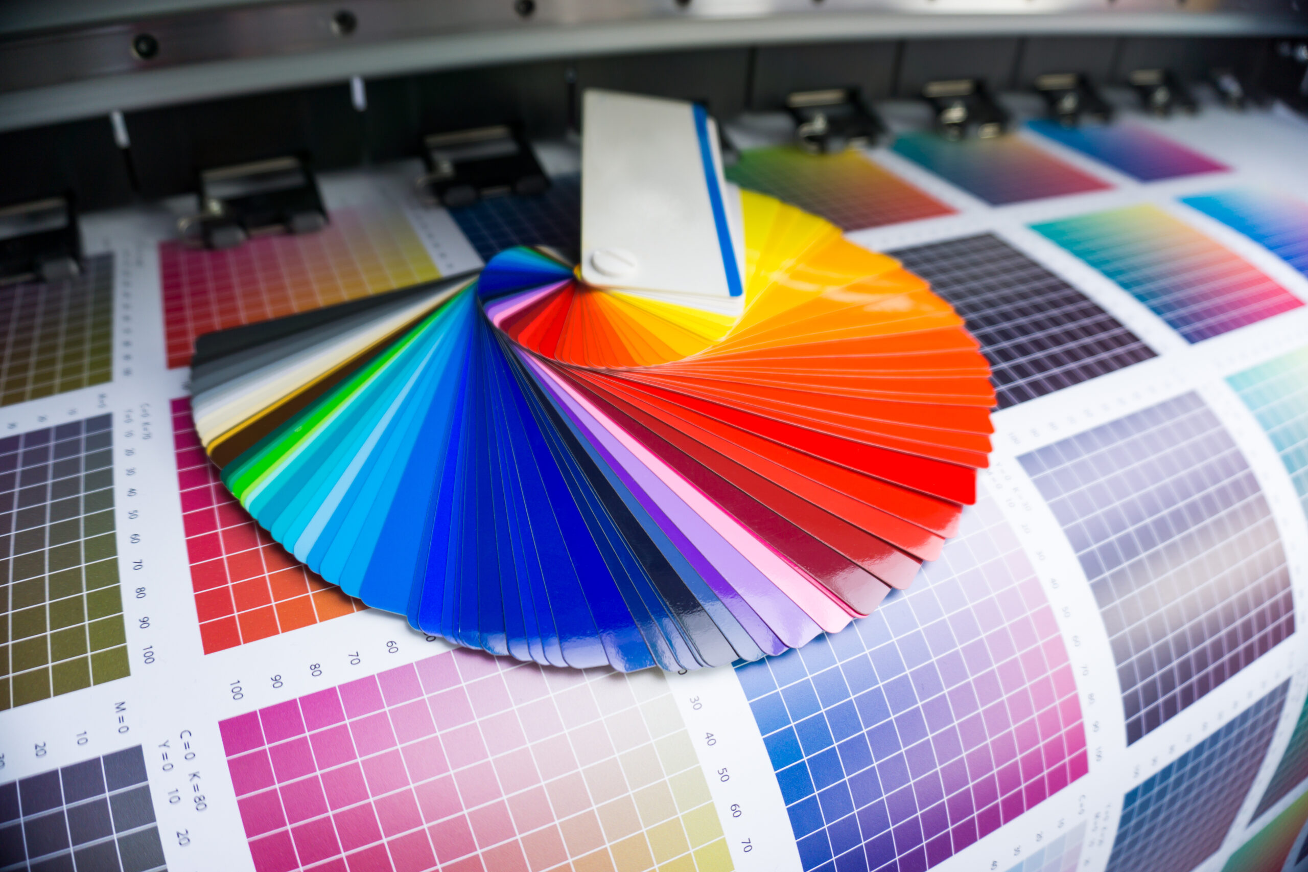 Professionelle Farbfächer und Folienmuster für die Werbetechnik – Hochwertige Materialauswahl für Beschilderungen, Fahrzeugbeschriftung und Foliendesign von Werbe-Blank